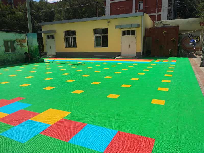 定制籃球場拼接地板室外網(wǎng)球場多色吸水地墊戶外防滑拼裝運動地板生產(chǎn)廠家